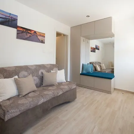 Bonus And Private Parking Apartment
