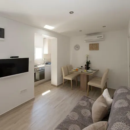 Bonus And Private Parking Apartment