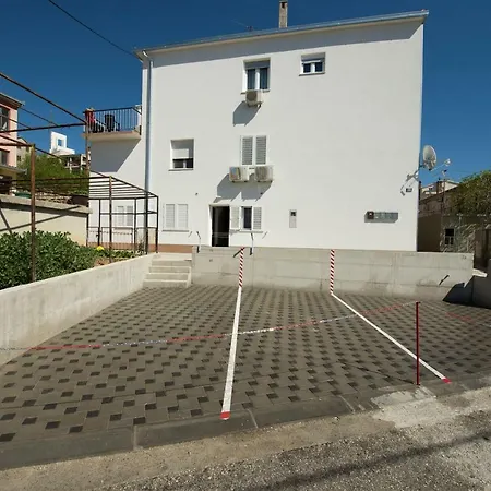 Bonus And Private Parking Apartment