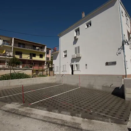 Bonus And Private Parking Apartment